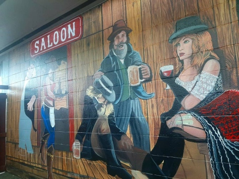 saloon9